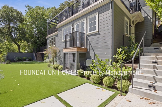 Building Photo - 215 Molino Ave