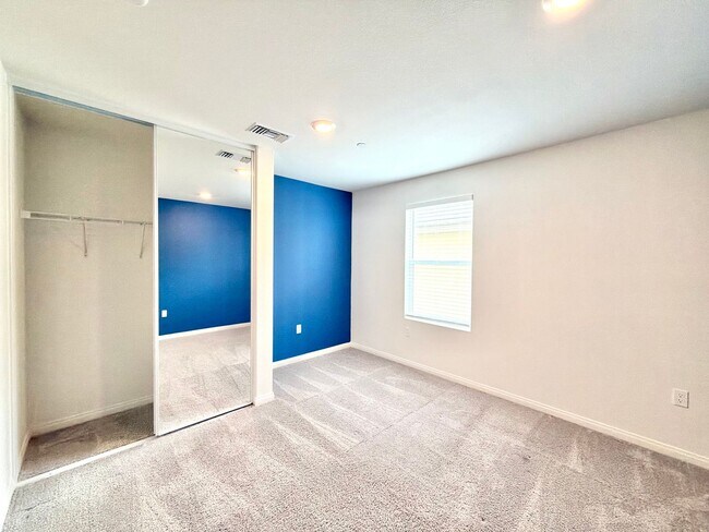 Building Photo - Move-In Ready 3 Bedroom 2.5 Bathroom Home with Loft, SOLAR & Modern Upgrades