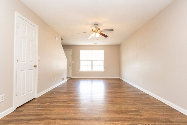 Building Photo - 464 Guyler St
