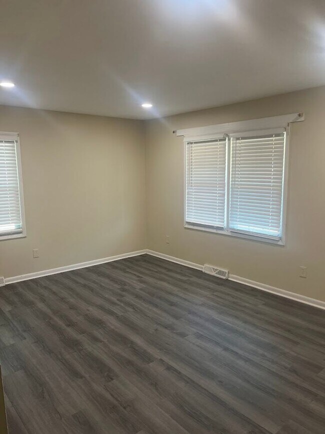 Building Photo - Available now. Freshly-painted 4 BR/1.5 BA Home on Big Lot in the Heart of James Island!