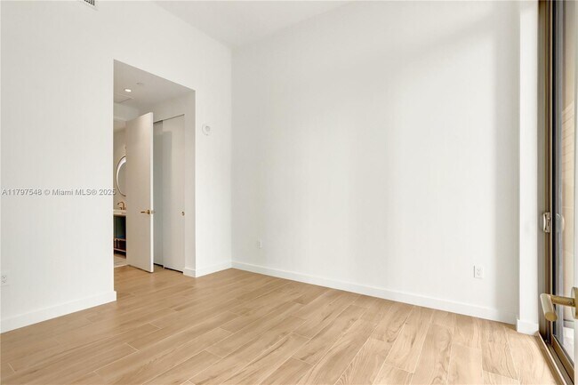 Building Photo - 2655 S Bayshore Dr