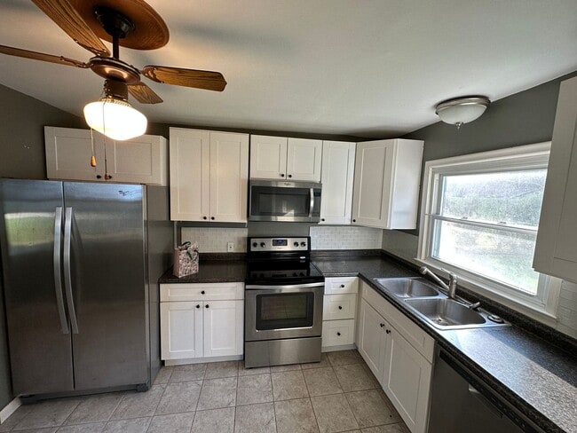 Building Photo - Nice 2bd / 1 ba house with attached garage...