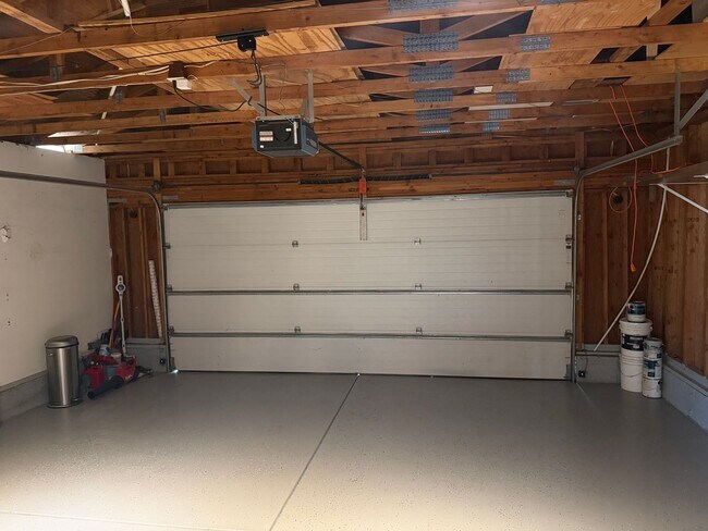Building Photo - Updated 3-bedroom, 2-bathroom house in desirable Thurston neighborhood!