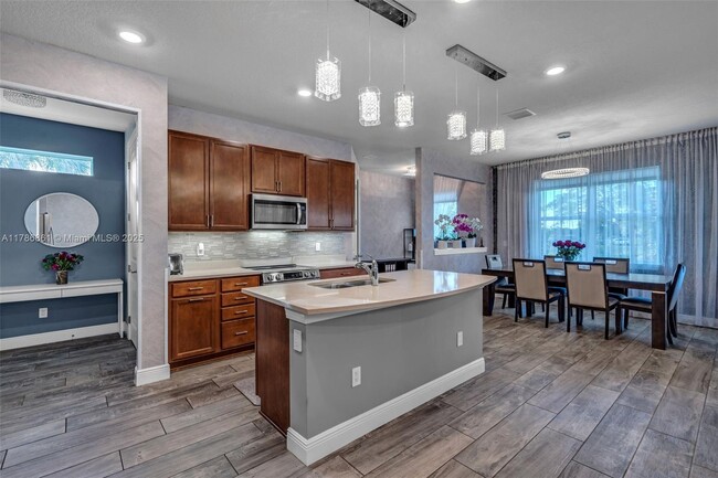 Building Photo - 3813 Greenway Dr