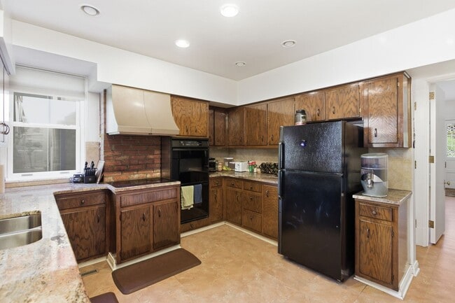 Building Photo - Stunning 5 Bedroom 2.5 Bathroom Home in Squirrel Hill