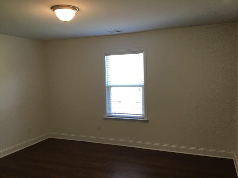 Building Photo - 206 Southfork Ln