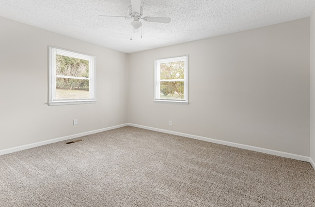 Building Photo - Adorable 2 BR duplex in the heart of Mboro!