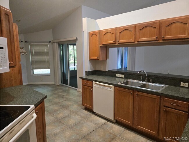 Building Photo - 14 Hollyhock Ct