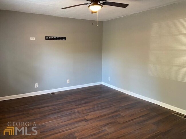 Building Photo - 221 Banberry Dr SE