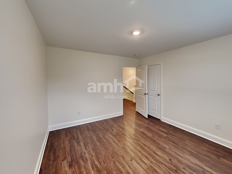 Building Photo - 5208 Valor Dr