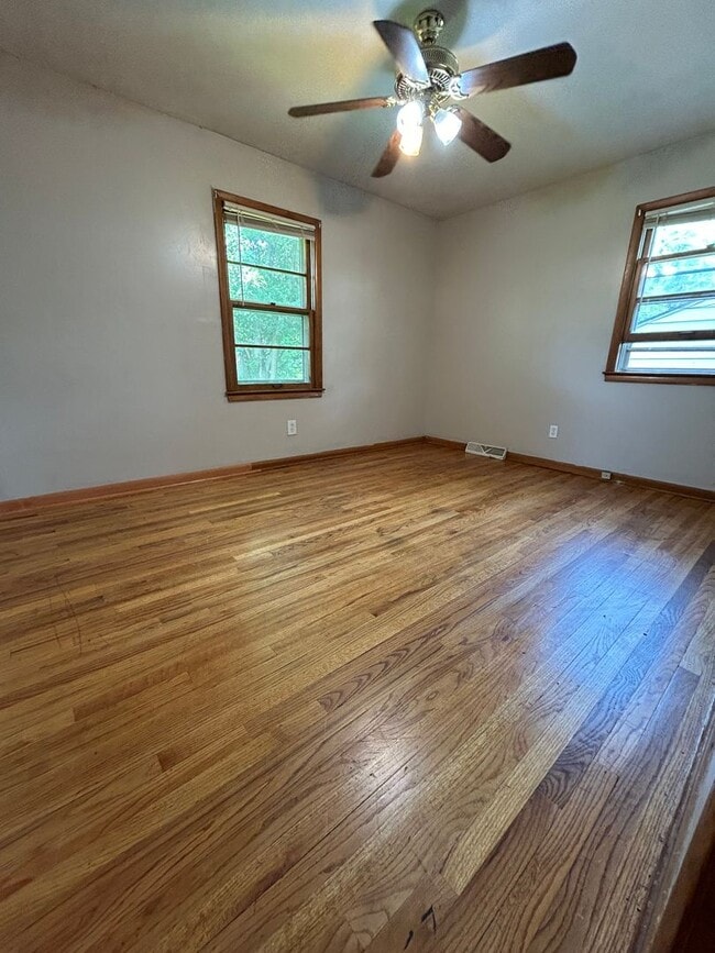 Building Photo - Three Bedroom Home!