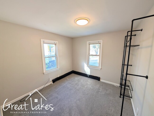 Building Photo - Lovely 3 Bedroom 1 Bathroom now available ...