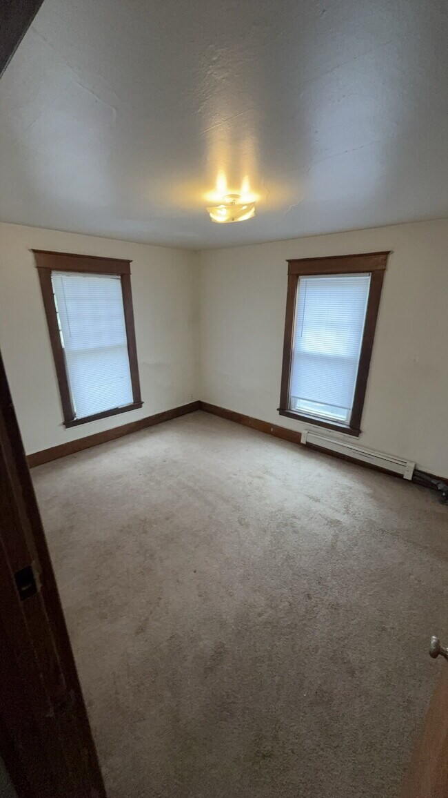 Building Photo - 8 Bed 3 Bath close to UWEC!
