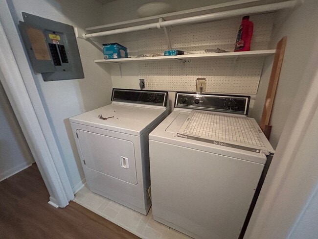 Building Photo - Free Rent Offer! Charming 3BD/2BA Ranch home in North Raleigh with fenced yard and quiet neighbor...