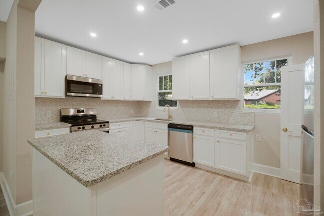 Building Photo - 1322 Wisteria Ave