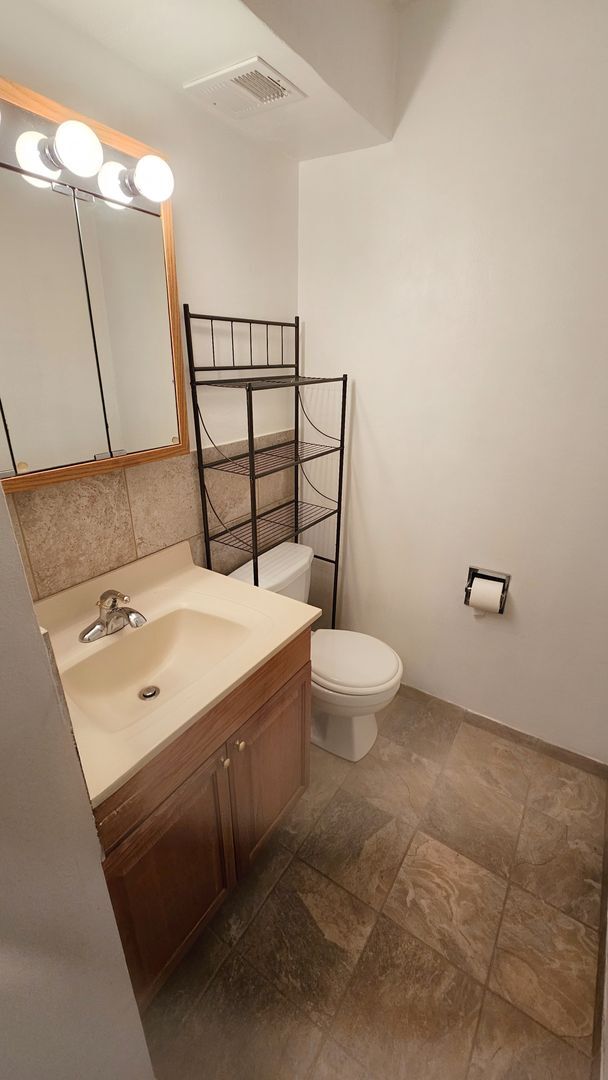 Building Photo - Spacious 2 Bedroom Condo for Rent in Urbandale - Rent Special & Deposit Special