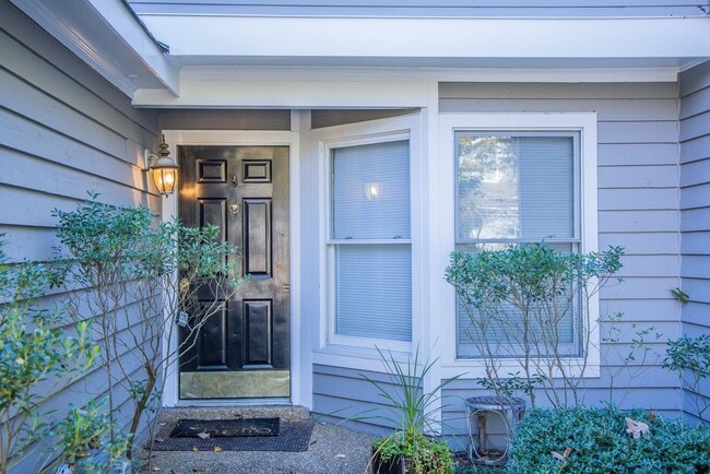 Building Photo - Lovely 3 bedroom, 2.5 Bathroom townhouse s...