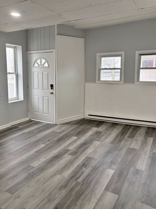 Building Photo - 552 N 10th St