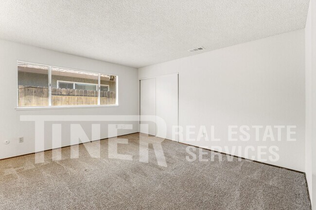Building Photo - 10237 Country Way