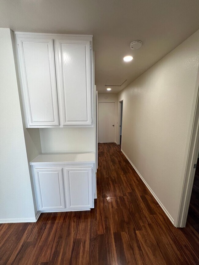 Building Photo - Mission Oaks Single Story!