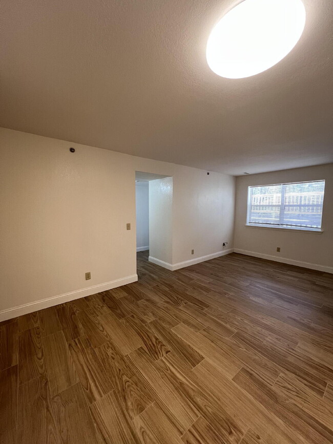 Building Photo - Newly Remodeled 2BR unit