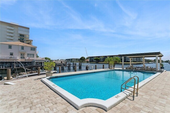 Building Photo - 1160 Hillsboro Mile