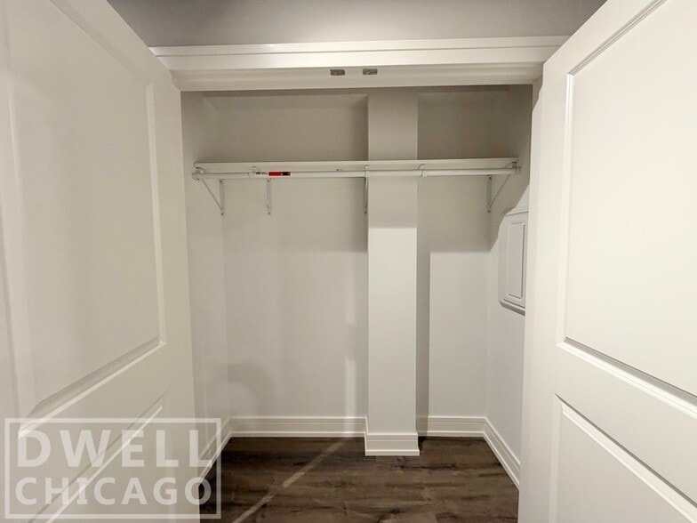 Building Photo - 938 W Carmen Ave