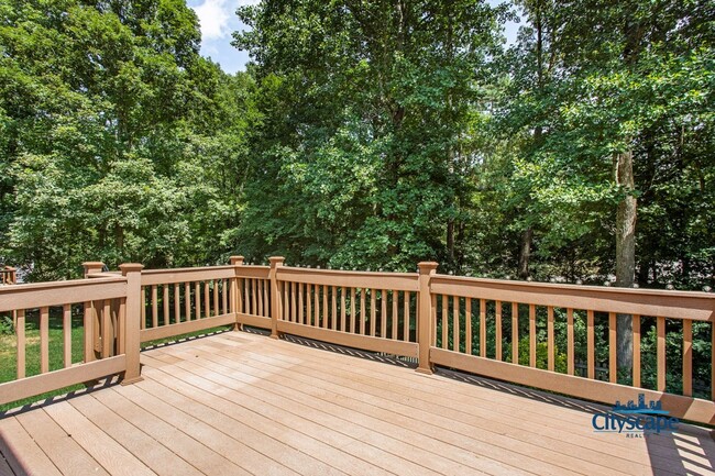 Building Photo - WONDERFUL WOODLAKE HOME WITH 1ST FLOOR BED...