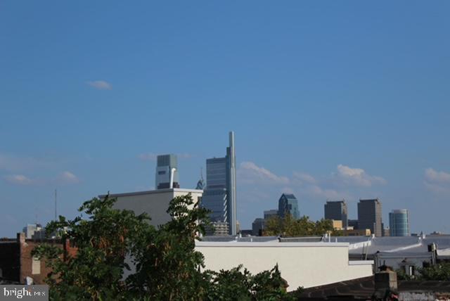 Building Photo - 1227 N Myrtlewood St