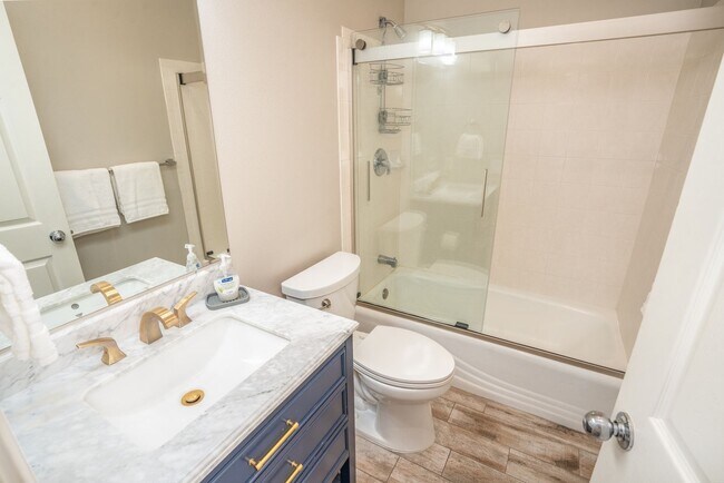 Building Photo - Beautifully Fully Furnished 2 Bed, 2 Bath ...