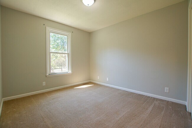 Building Photo - Updated Three Bedroom!