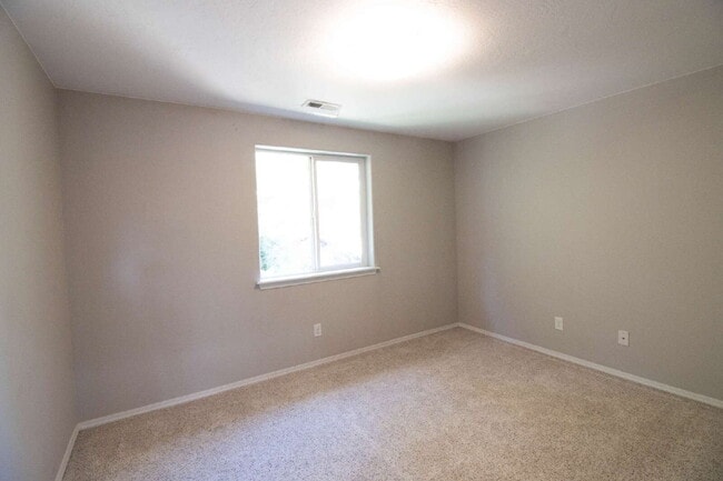 Building Photo - A BEND HOME FOR PEOPLE AND PETS!