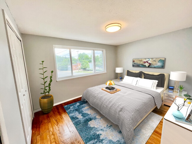 Building Photo - Mayfield 16 Townhomes