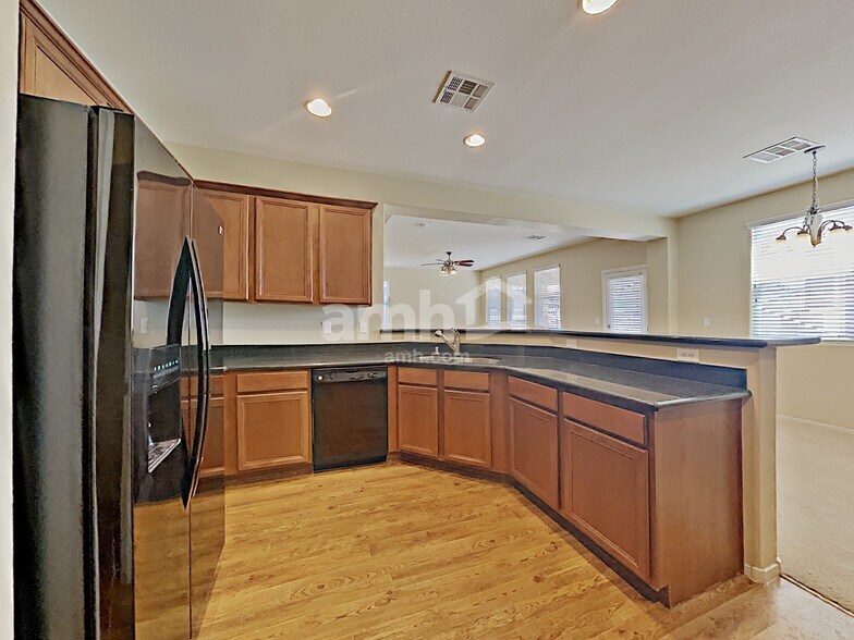 Building Photo - 1052 Crescent Falls St