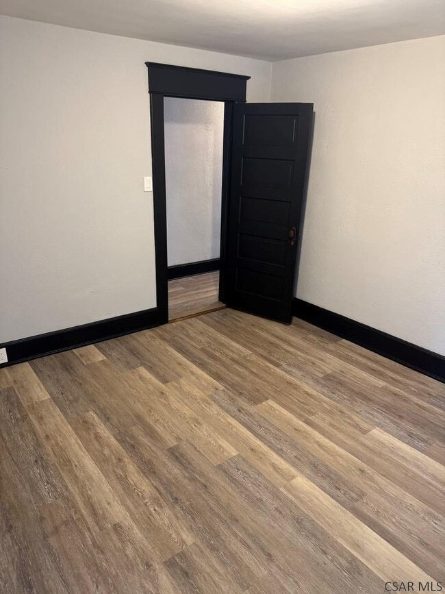 Building Photo - 529 Linden Ave