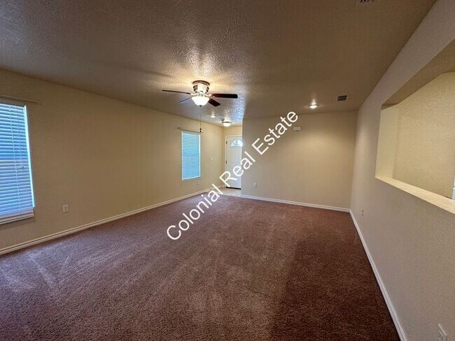 Building Photo - Spacious and updated 3 Bedroom 2 bathroom ...