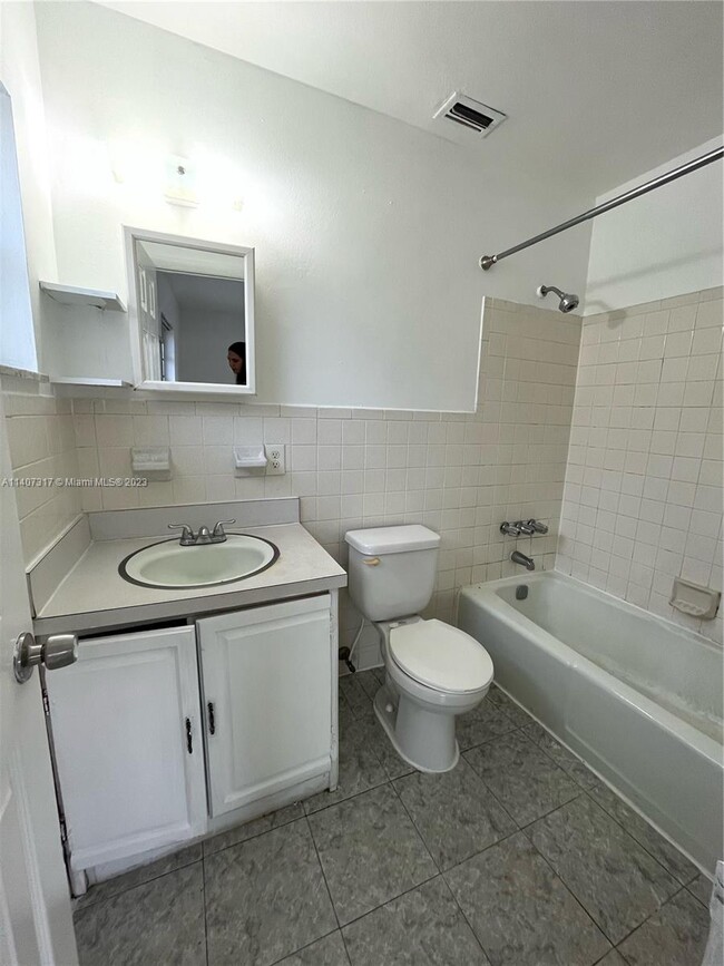 Building Photo - 1490 NW 20th St