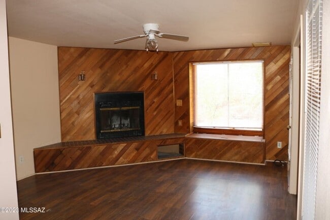 Building Photo - Super Northwest Location! Lovely spacious 3 bedroom, 2 bath home with large back yard