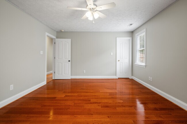Building Photo - 619 Greyshire Dr