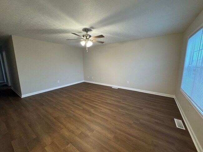 Building Photo - Spacious 3 bedroom, two bathroom home close to GM, Magna and Industrial Park