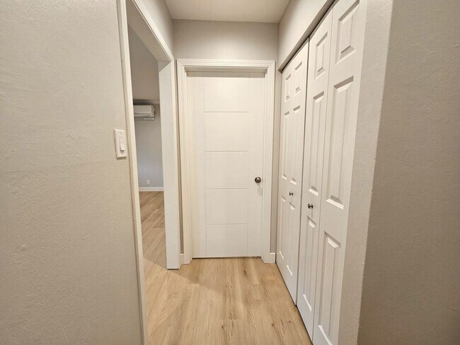 Building Photo - Updated Top Floor 2 Bedroom/1 Bathroom Apa...