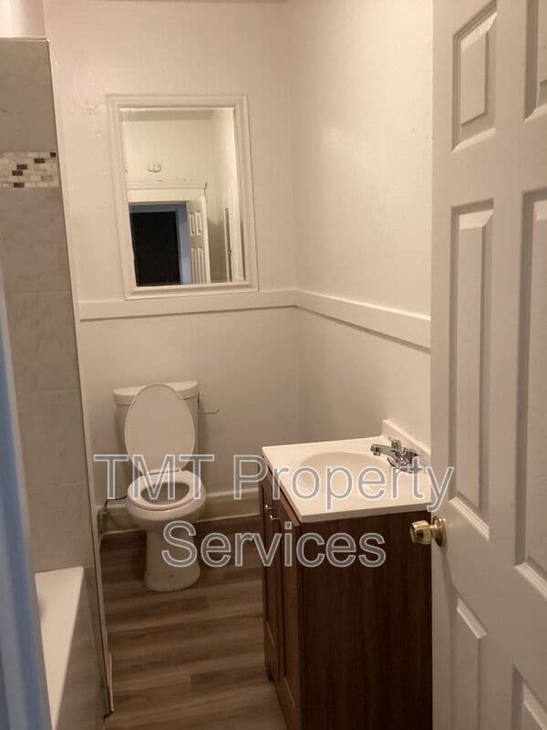 Building Photo - 204 W Oak St