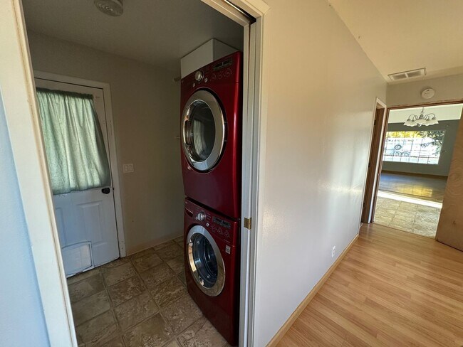 Building Photo - Spacious 4 Bedroom Home with Fireplace & F...