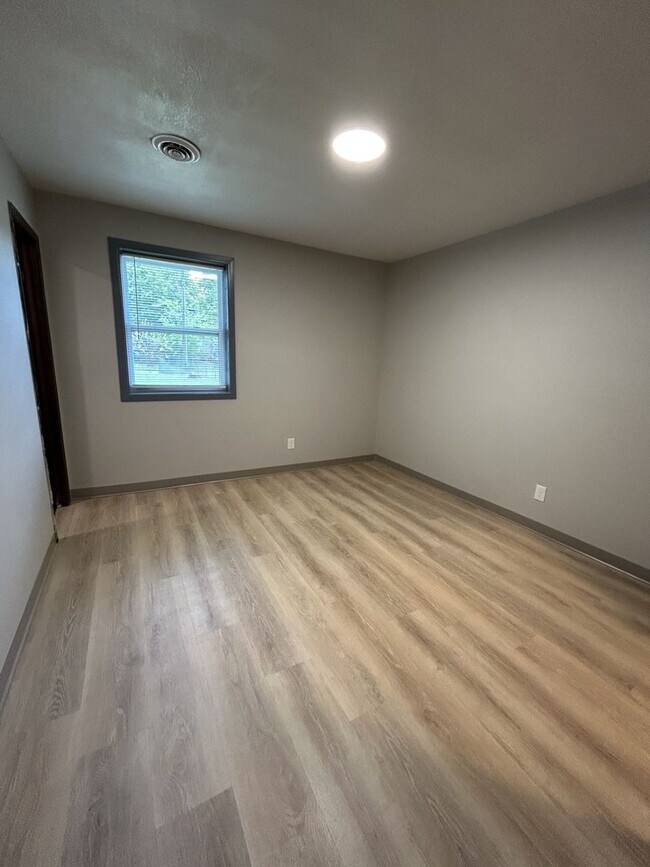Building Photo - Just Remodeled! 3BR 1 1/2BA House - w/Garage!
