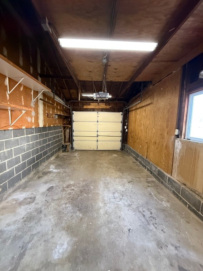 Building Photo - 205 Mardale Dr