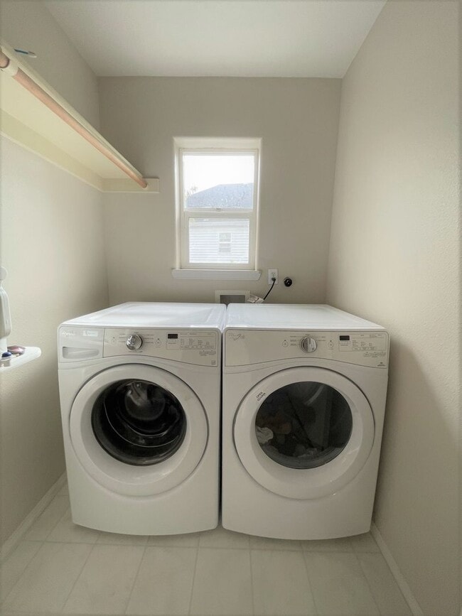 Building Photo - 16873 NW Oak Creek Dr