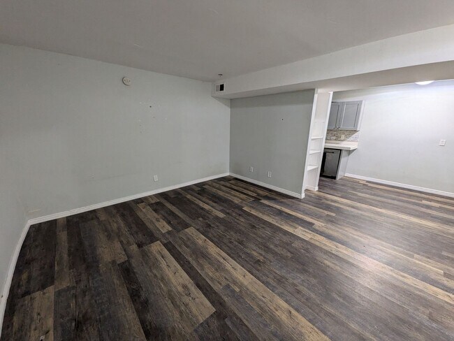 Building Photo - Updated studio living - $500 move-in incentive to qualified applicants