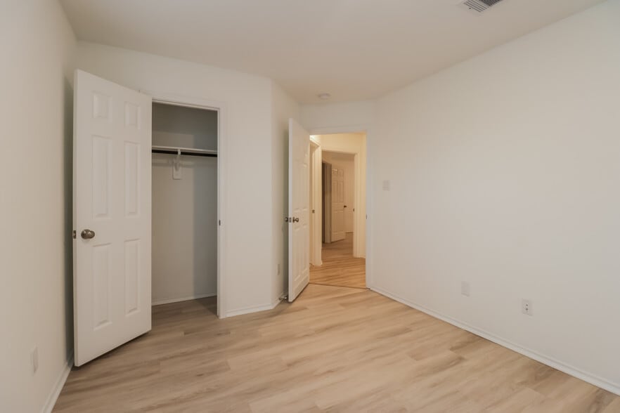 Building Photo - 1614 Oleander Grns Dr