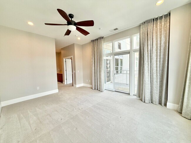 Building Photo - Luxurious Downtown Raleigh Condo with High...