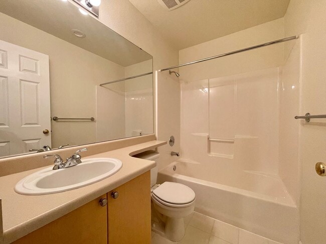 Building Photo - Bellevue Townhome! 2 Bedroom 2.5 Bathroom! *Utilities Included*